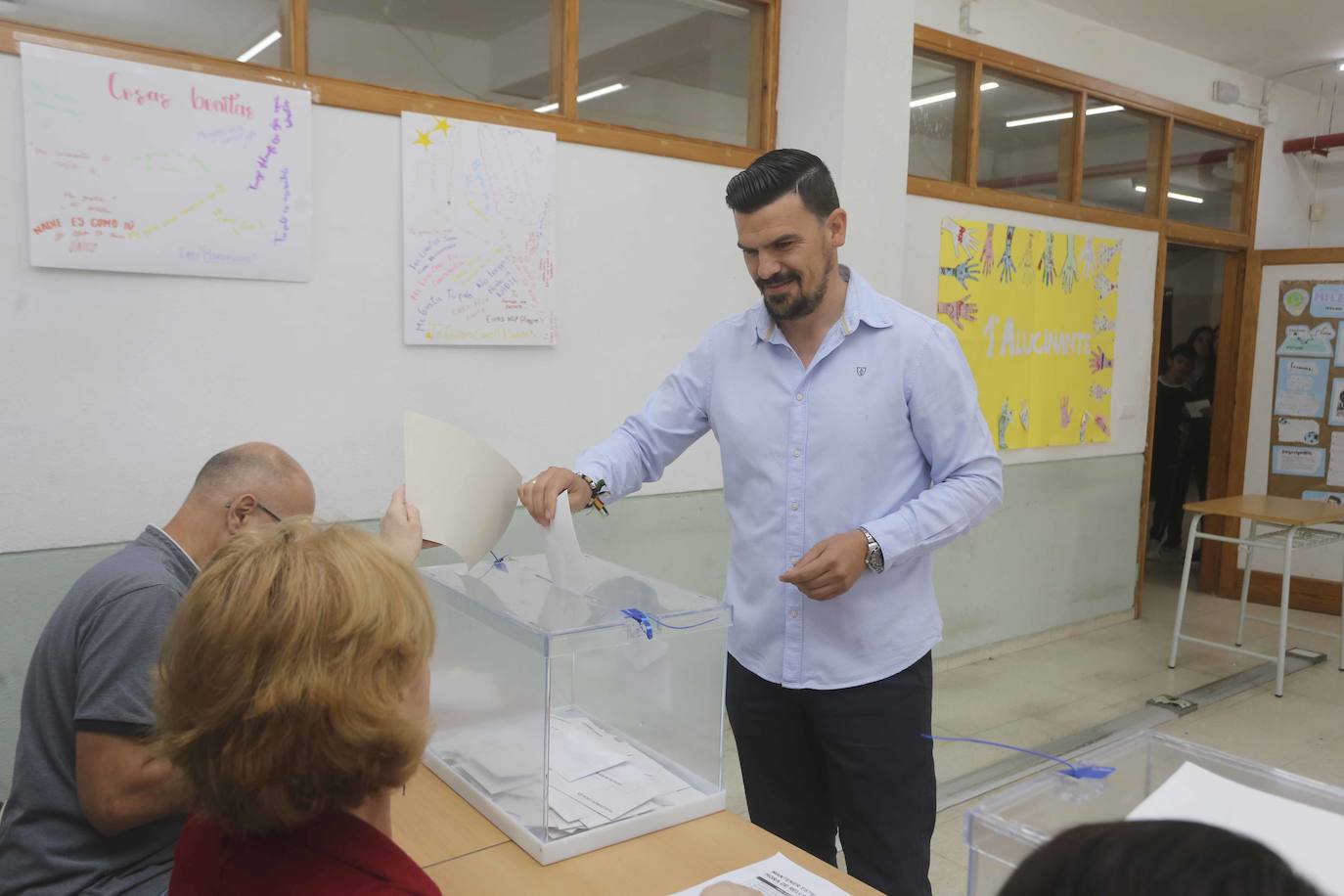 Santi Amaro, candidato del PP a la Alcaldía de Mérida, ejerciendo su derecho al voto. 