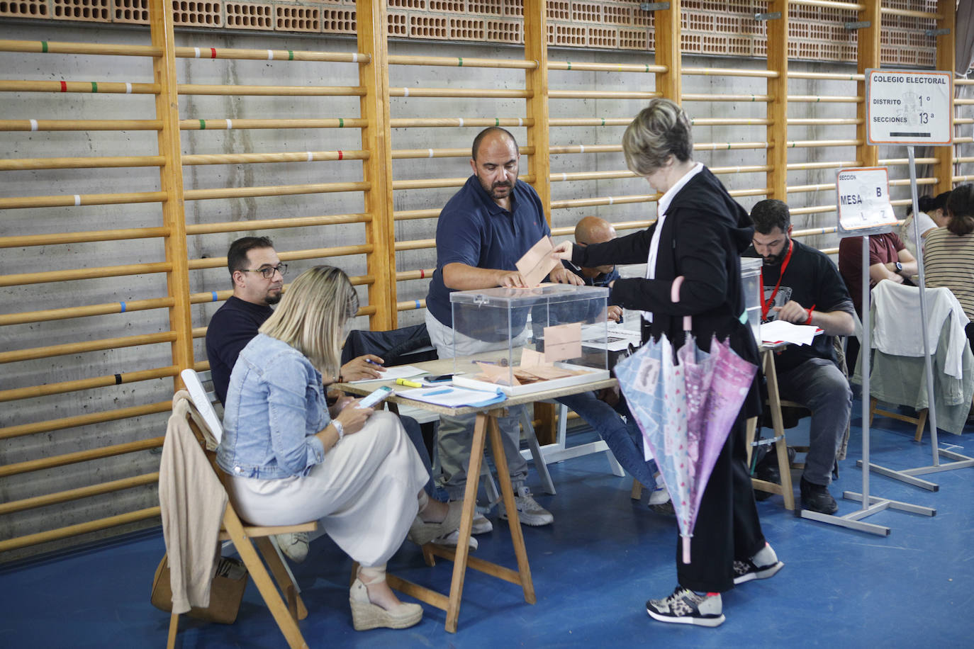 Votación en el colegio Castra Caecilia de Cáceres.