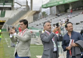 El presidente Luis Díaz-Ambrona y el director general Diego García antes del partido del Badajoz sobre el césped de El Arcángel.