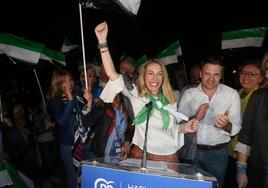 María Guardiola celebra con simpatizantes y dirigentes del PP que será la próxima presidenta de la Junta, anoche, en Mérida.