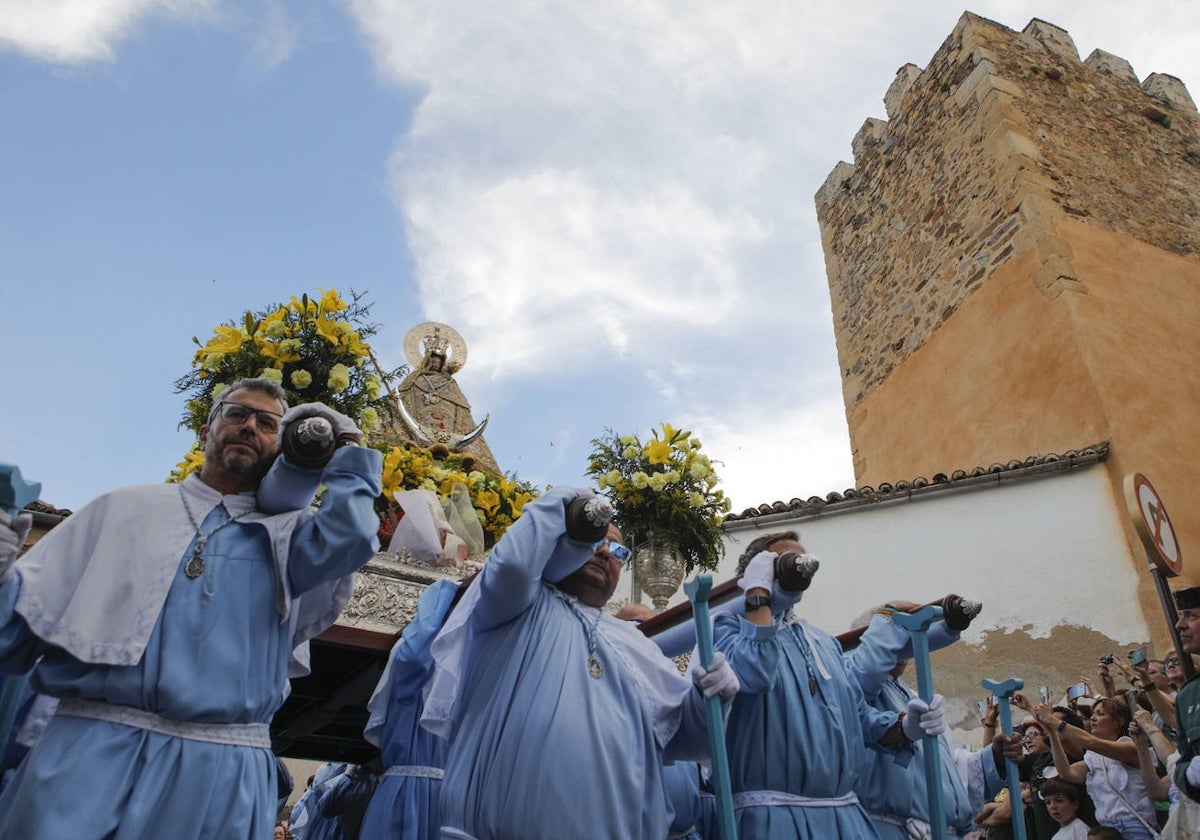 Imagen de la procesión de bajada de la Virgen de la Montaña de este 2023.