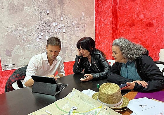 Miembros de Unidas Podemos Cáceres en su sede electoral.