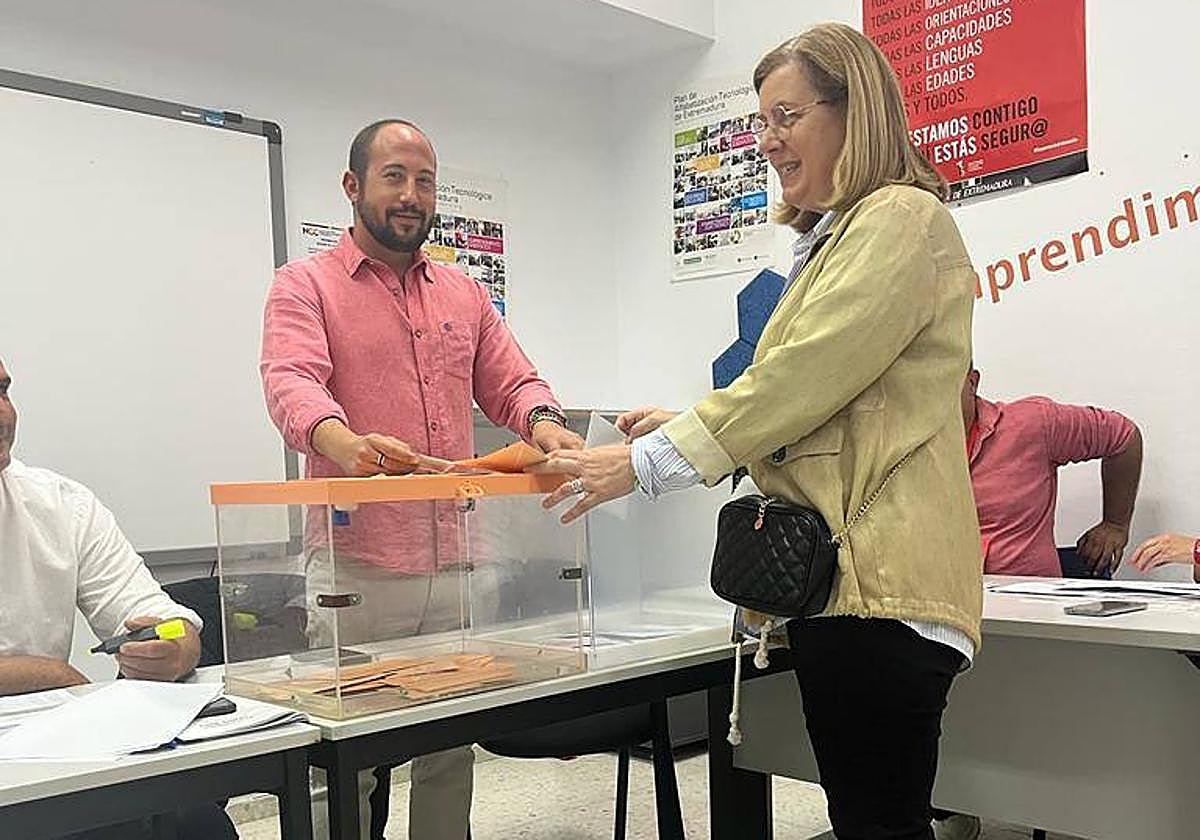 Magdalena Carmona, alcaldesa de Calamonte, ejerciendo su derecho al voto.
