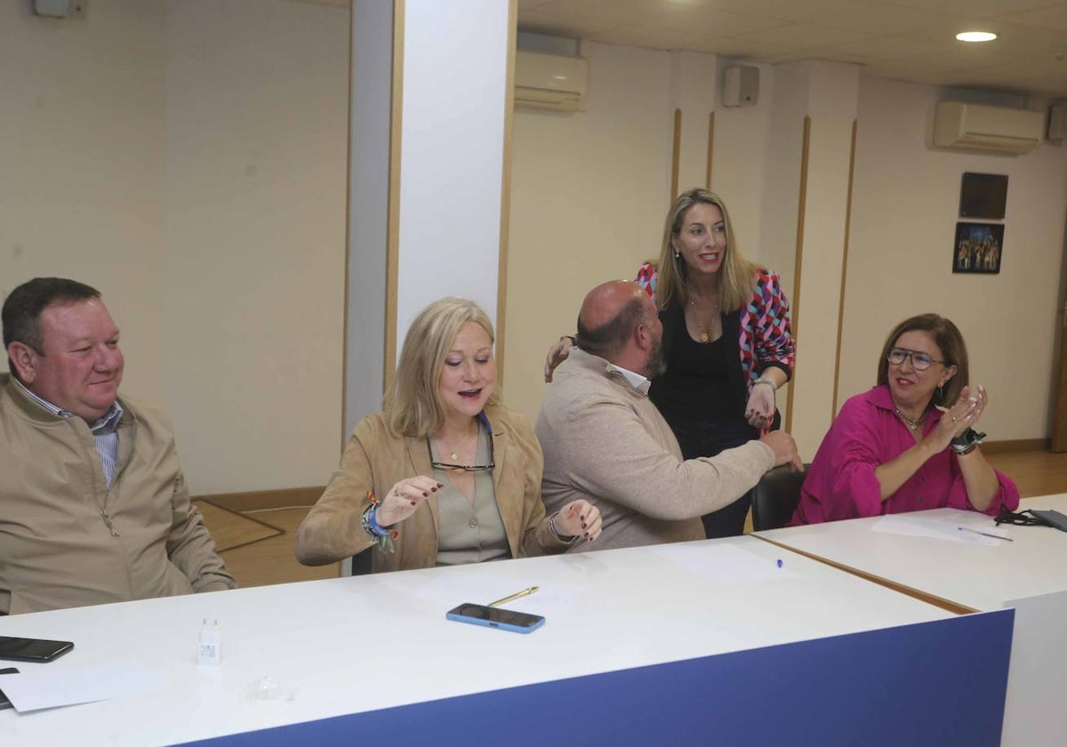 La candidata del PP, María Guardiola, recibe el saludo y el aplauso de sus compañeros a su llegada al comité de dirección.