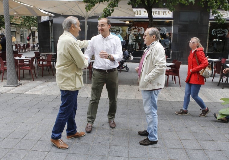 Rafael Mateos recibe felicitaciones este lunes por la mañana en la calle San Pedro de Alcántara de Cáceres.