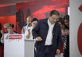 María Guardiola, presidenta regional del PP, celebra el resultado junto al número 1 de la lista por Badajoz, Abel Bautista.