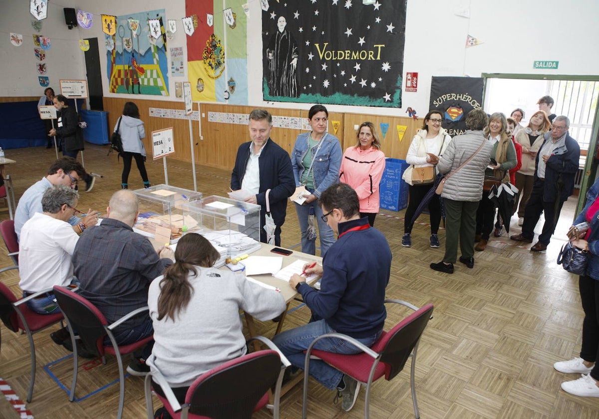 Electores el pasado domingo en uno de los colegios electorales de Cáceres.