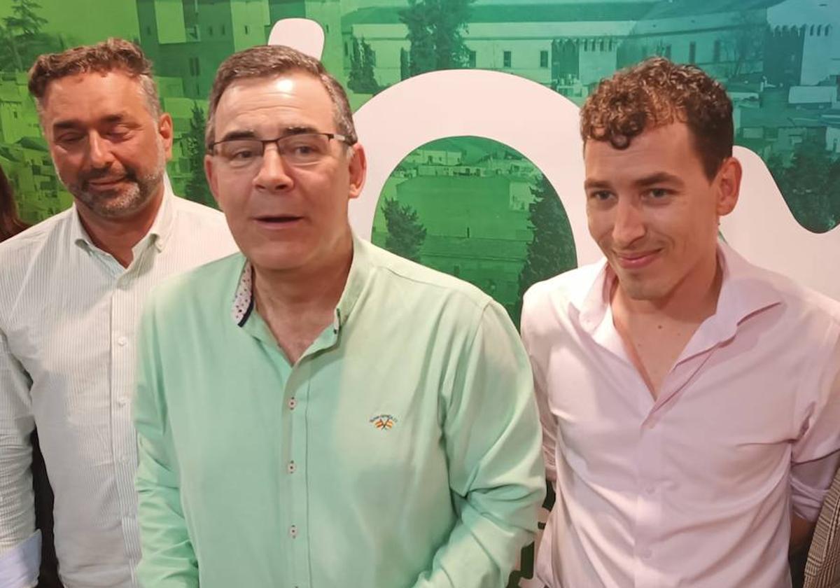 Marcelo Amarilla junto a Carlos Pérez y Javier Liso, concejales de Vox en el Ayuntamiento de Badajoz.