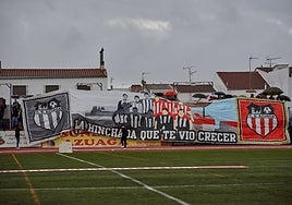 La afición del Azuaga puso color a las gradas del Municipal en el partido de ida.