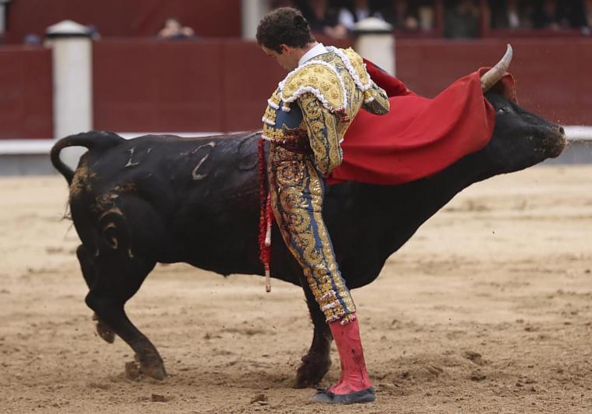 El novillero Víctor Hernández da un pase con la muleta al segundo de los de su lote