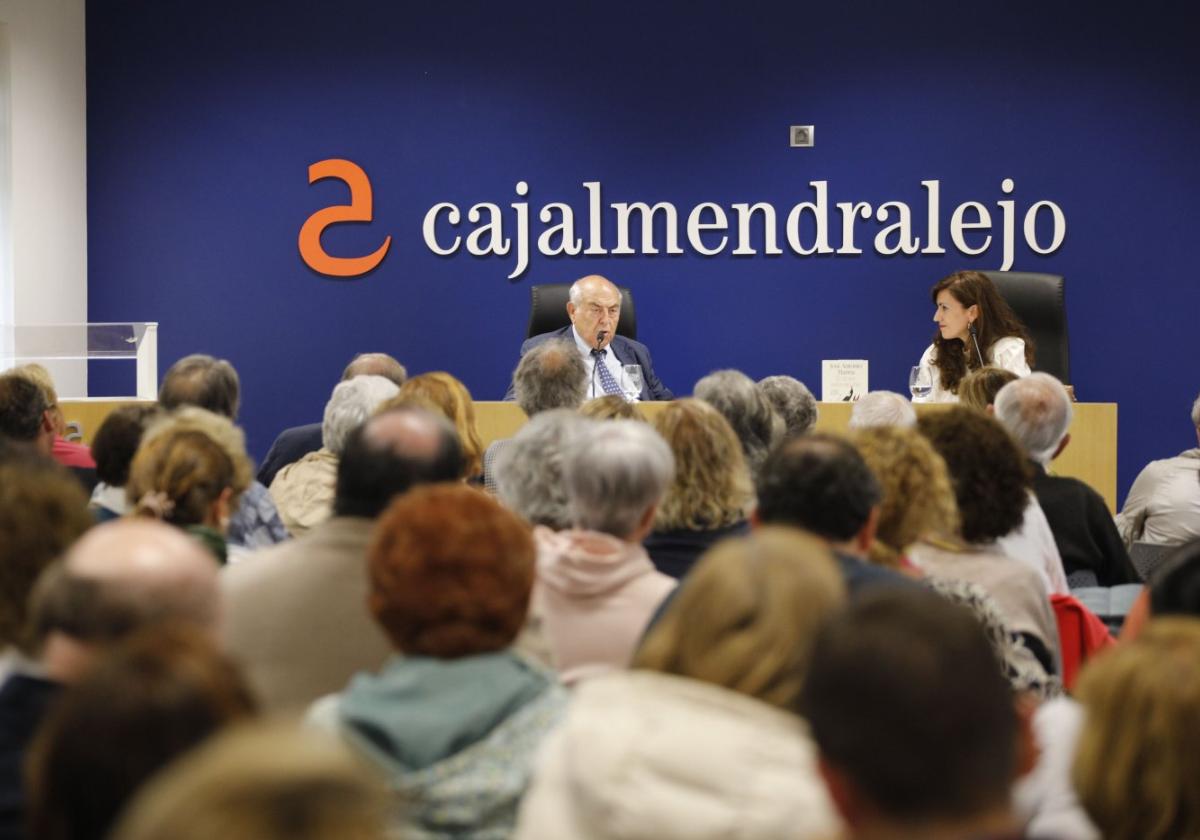José Antonio Marina y la periodista Cristina Núñez en el Aula de Cultura HOY.