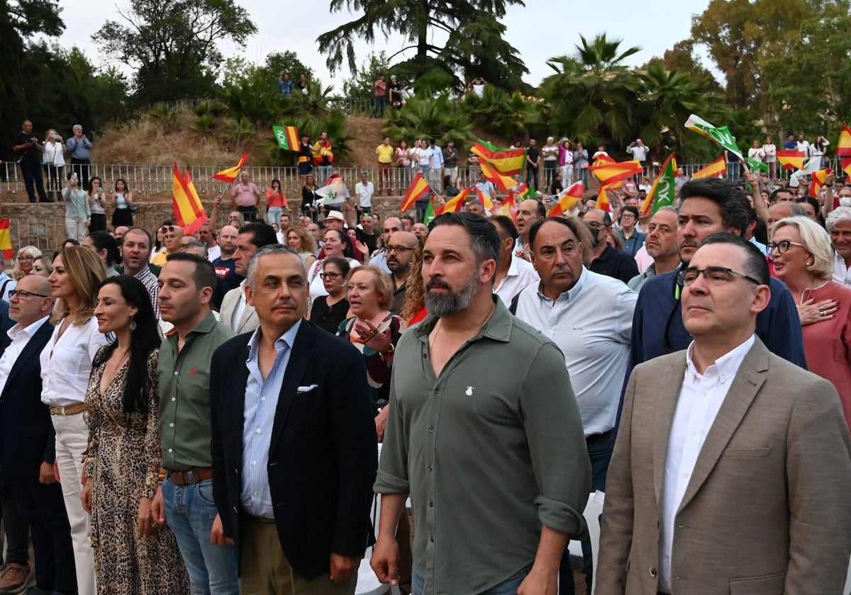 Pelayo y Abascal, en el centro, en un acto de campaña en Badajoz.