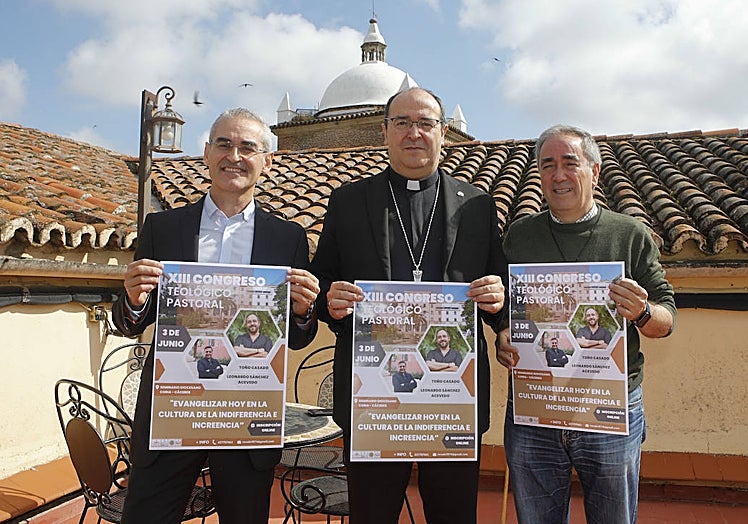 De izquierda a derecha, Roberto Rubio, rector del Seminario; Jesús Pulido, obispo de Coria-Cáceres; y Ángel Martín, nuevo vicario de Pastoral, en la terraza del Palacio Episcopal durante la presentación del XIII Congreso Teológico Pastoral.