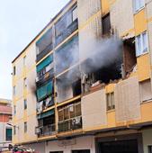 Un arquitecto revisa el edificio que ha explotado en Badajoz para descartar daños estructurales