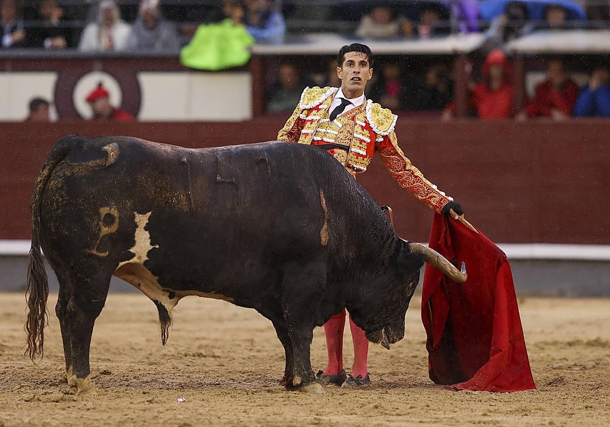 El diestro Alejandro Talavante da un pase durante la corrida de toros de la Feria San Isidro celebrada este jueves en la plaza de Las Ventas en Madrid.