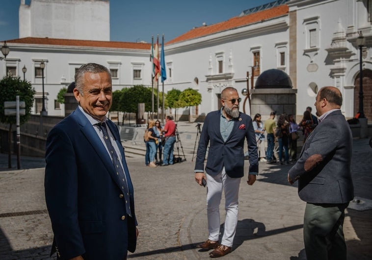 Ángel Pelayo Gordillo, candidato de Vox, a las puertas de la Asamblea de Extremadura.