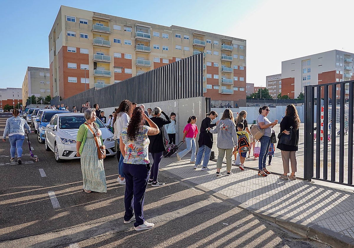Escolares en la entrada del colegio del Cerro Gordo.