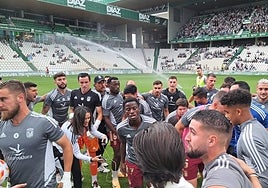 La plantilla del Badajoz tras la conjura antes de comenzar el duelo ante el Córdoba en El Arcángel.