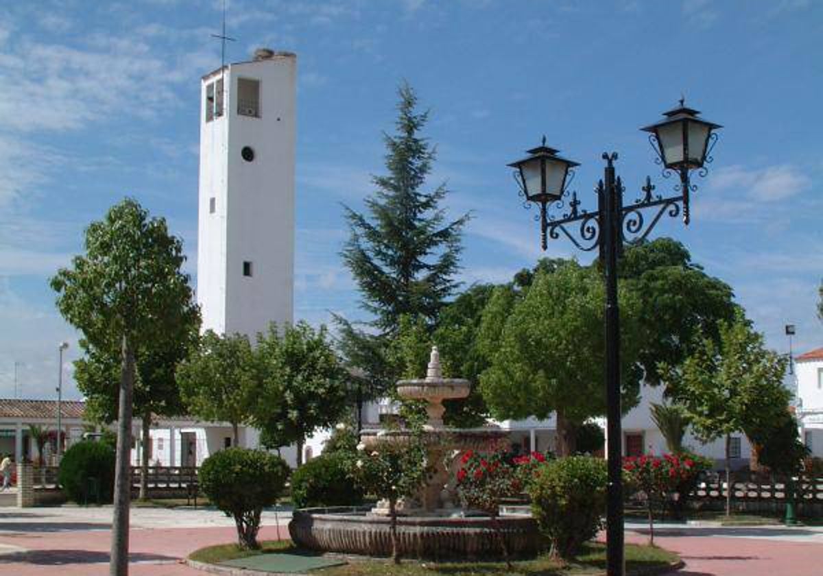 Exterior de la plaza principal de Puebla de Alcollarín, dependiente de Villar de Rena.