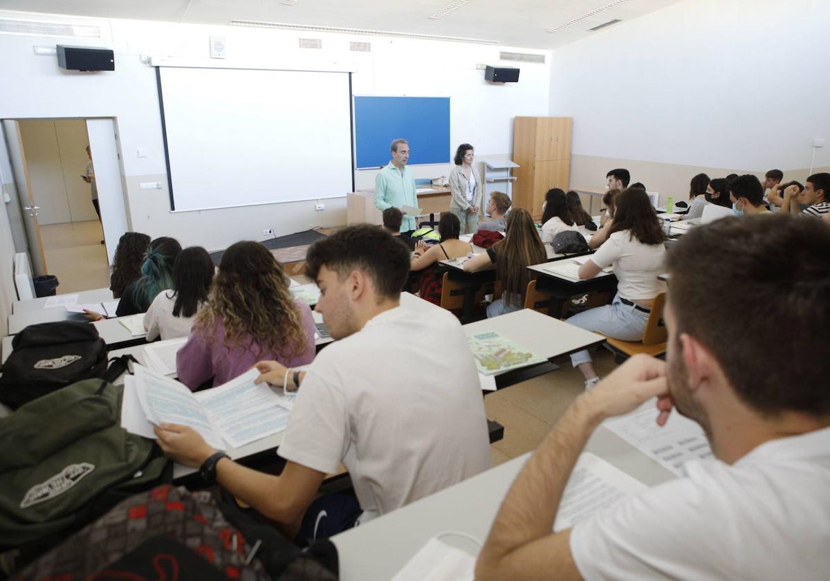 Alumnos durante una prueba de la EBAU, el año pasado en Extremadura.