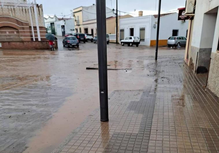 La lluvia provoca saltos de agua y obliga a cortar una carretera en Villafranca de los Barros