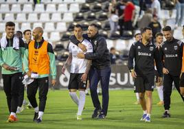 Juanma Barrero agarrándose a Bonaque en su despedida del Romano tras el choque ante el Córdoba.