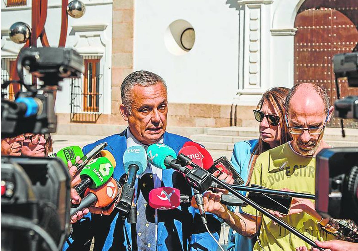 Pelayo Gordillo, candidato de Vox, en la puerta de la Asamblea.