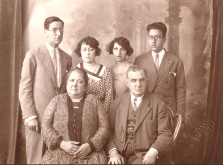 La familia en Valencia en los años 30. Castillo está sentado con su mujer. De pie, de izquierda a derecha sus cuatro hijos: Luis, Agustina, Purificación y Diego.