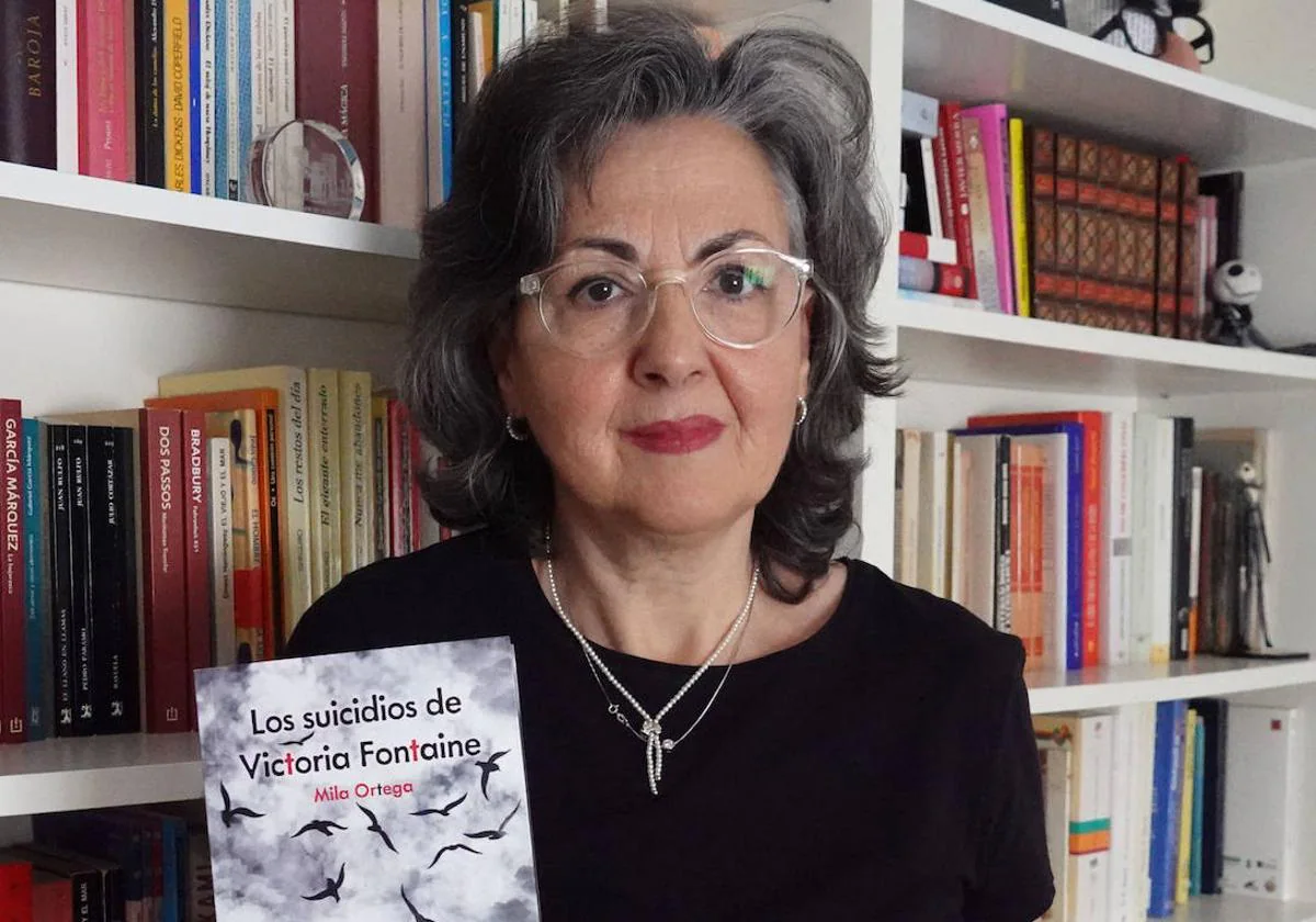 Mila Ortega con su libro 'Los suicidios de Victoria Fontaine' .