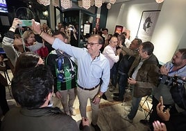 Rafael Mateos celebrando su victoria en la noche en electoral del 28-M en el Gran Café de Cáceres.