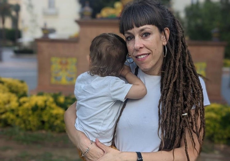 Tania Gallego, con su bebé, Leo, de año y medio.