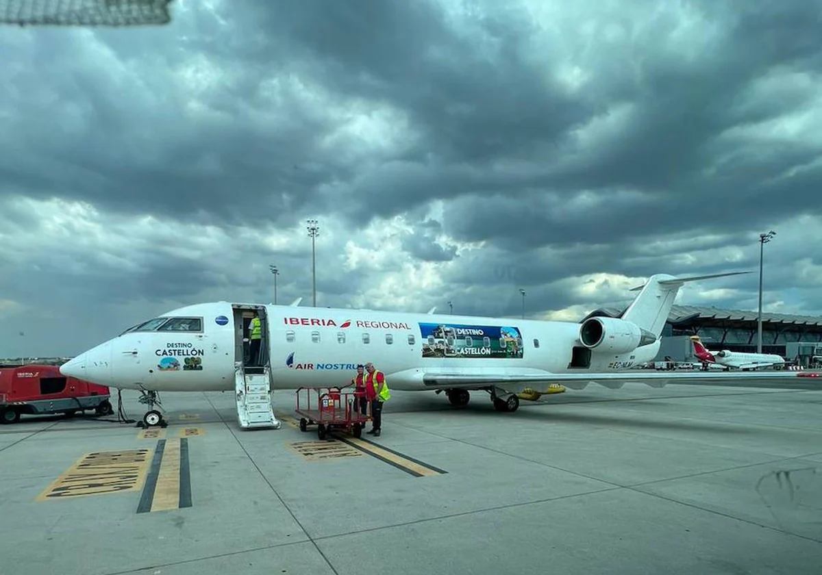 Imagen del avión tras ser abandonado por los pasajeros.