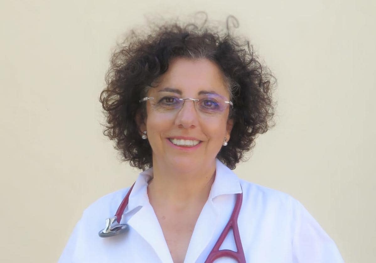 La doctora Carmen Alegría en el exterior del centro de Salud.