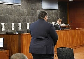 El procesado prestando declaración durante el juicio.