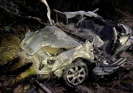 Así quedó el vehículo tras el accidente y las maniobras de los bomberos para excarcelar a la víctima mortal y al herido.