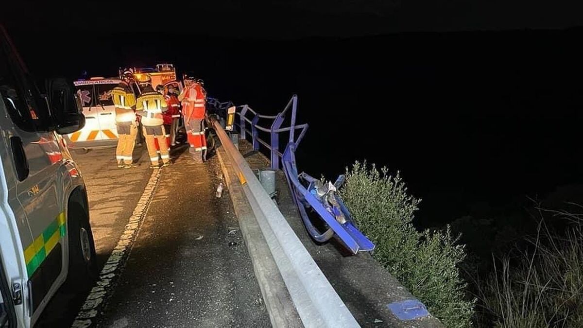 Bomberos y efectivos de Cruz Roja en el puente del arroyo Sillo