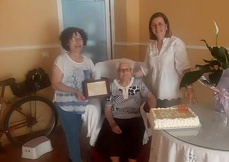 Imagen secundaria 1 - La alcaldesa de Calamonte haciendo entrega de los regalos a la homenajeada.