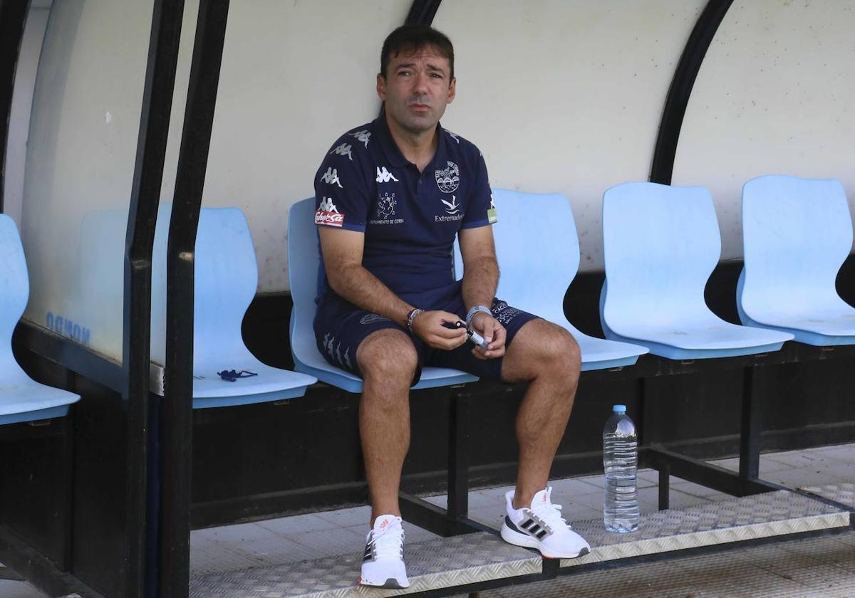 Rai en el banquillo del estadio romano como entrenador del Mérida.