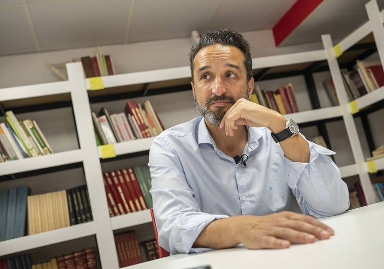 Ricardo Cabezas, durante la entrevista con HOY en la biblioteca de la sede del PSOE, en la ronda del Pilar.