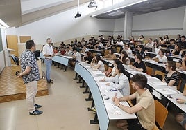 Alumnos en un examen de la EBAU de Extremadura este año en la Facultad de Filosofía y Letras de Cáceres.