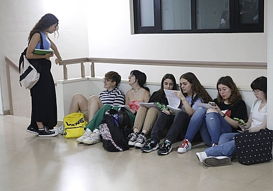 Alumnas que se presentan a la EBAU este año esperando a entrar en uno de los exámenes en Cáceres.