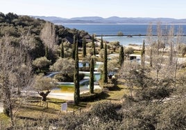 Zona de playa artificial del complejo Marina Isla Valdecañas, con el embalse al fondo.