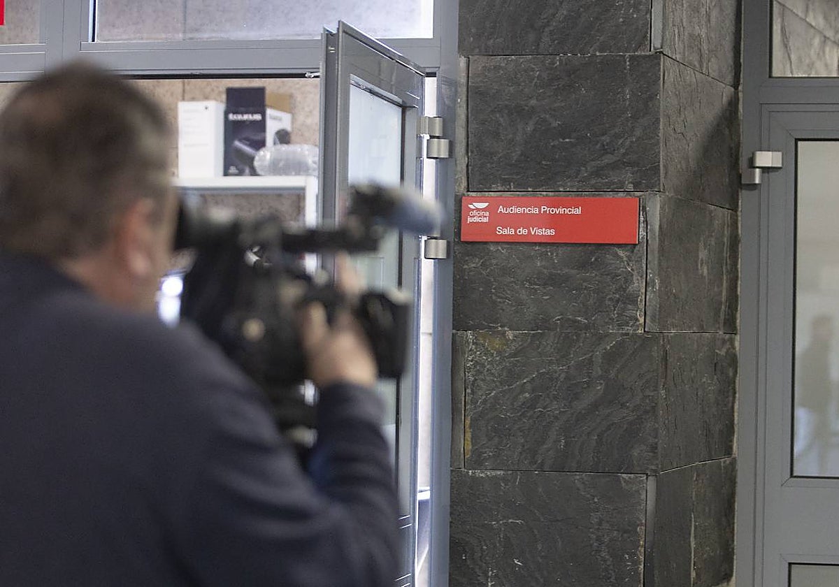 Entrada a la sala de vistas de la Audiencia Provincial de Cáceres.