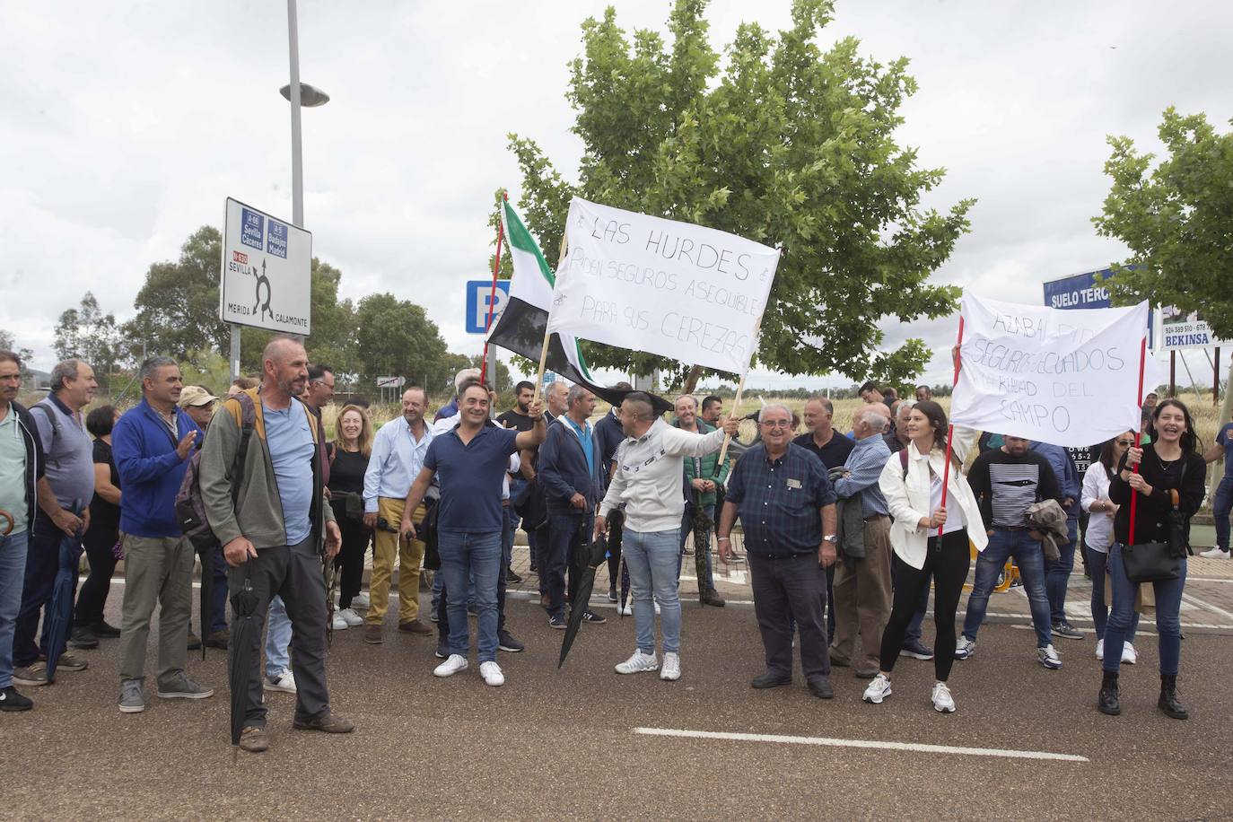 Concentración de los productores de cerezas frente a la Consejería de Agricultura