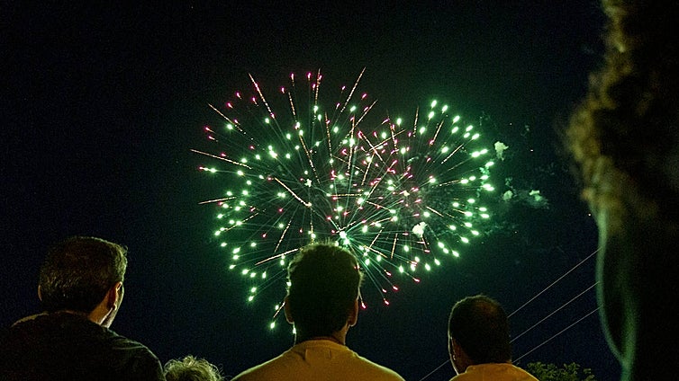 Los fuegos artificiales de las Feria de Plasencia se abren hueco en el temporal