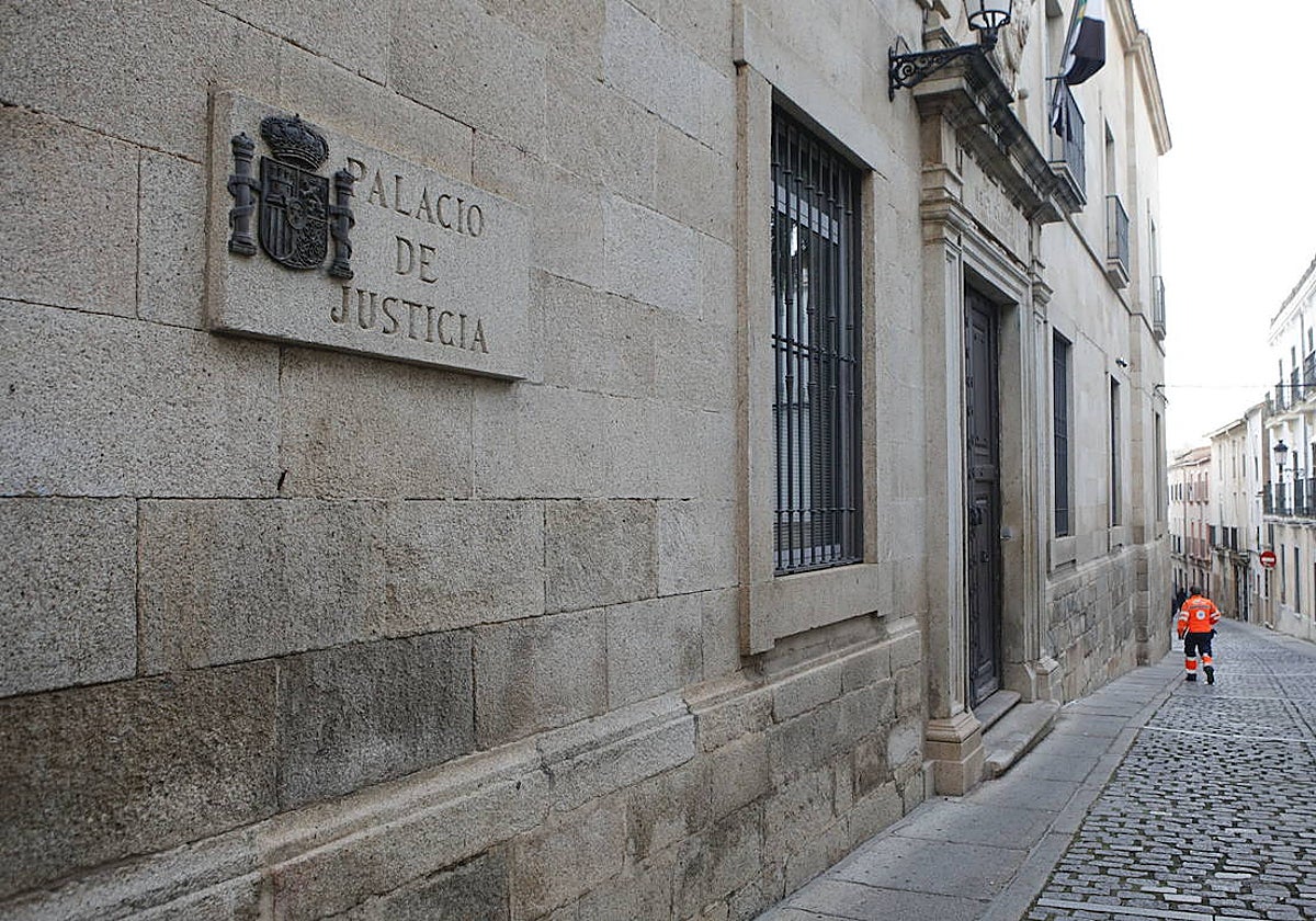 La orden de alejamiento se la envió el Juzgado de la Violencia sobre la Mujer, que está en la sede del TSJ de Cáceres.