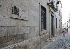 La orden de alejamiento se la envió el Juzgado de la Violencia sobre la Mujer, que está en la sede del TSJ de Cáceres.