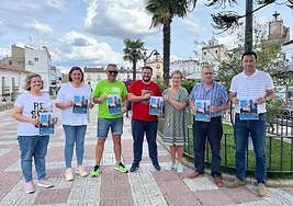 Organizadores de la ruta junto a autoridades locales