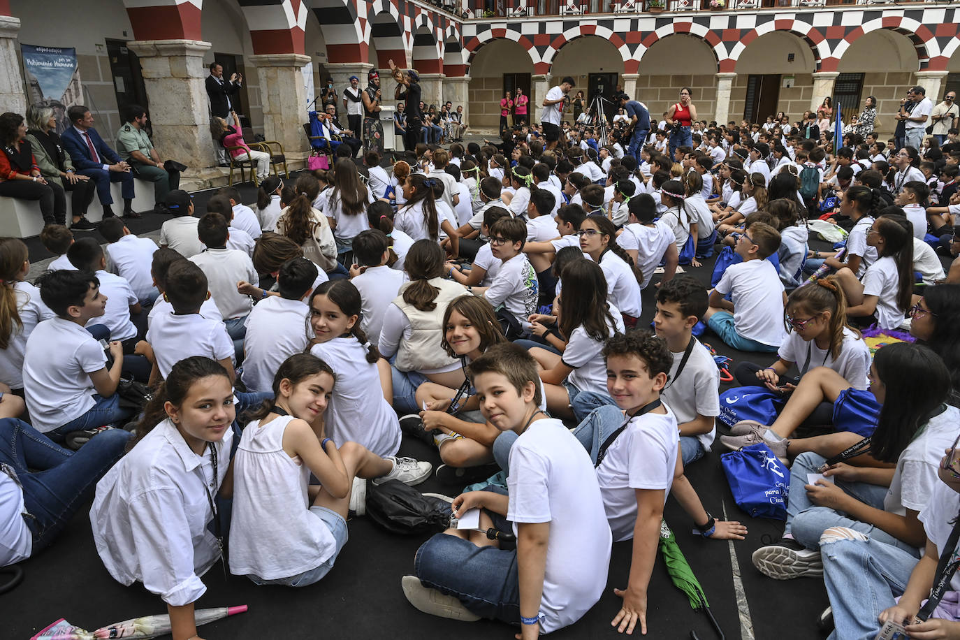 Los alumnos esperan en la Plaza Alta a que comience el acto
