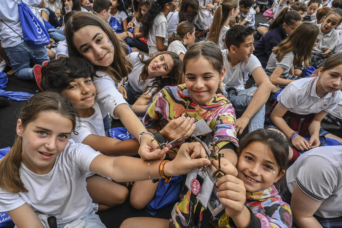 Algunos estudiantes que han participado en el acto enseñan la llave de la ciudad
